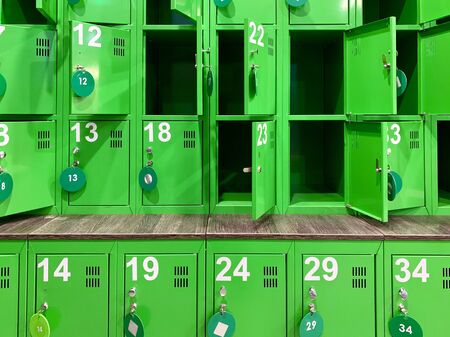 138590546-textura-de-fondo-taquillas-verdes-en-el-vestuario-taquillas-en-un-vestuario-público-consigna-de